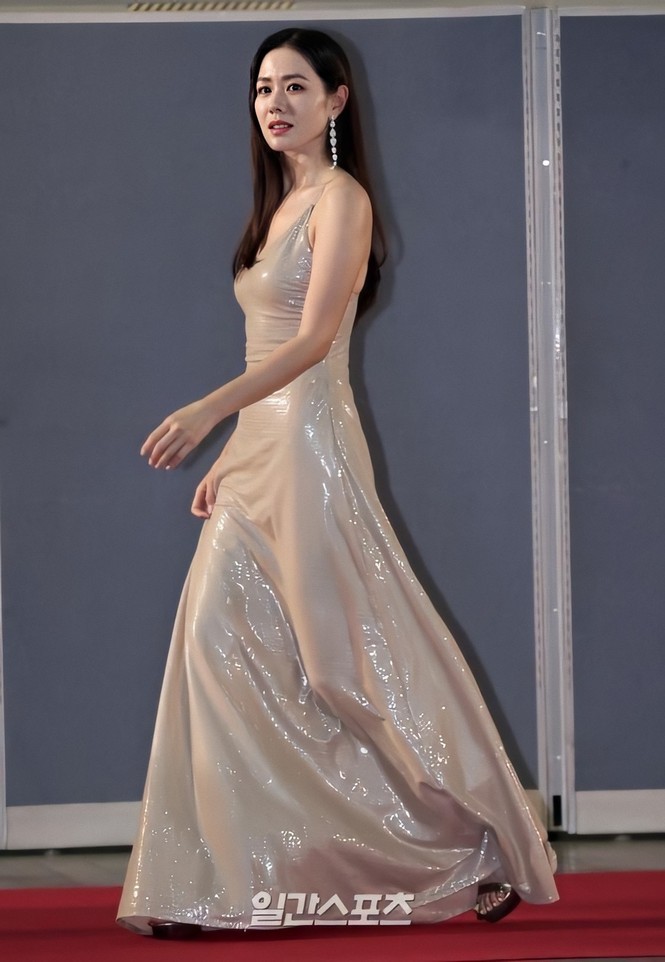 Mỹ nhân 'Hạ cánh nơi anh' Son Ye Jin siêu gợi cảm, nhưng Hyun Bin chỉ ngắm từ xa - ảnh 8
