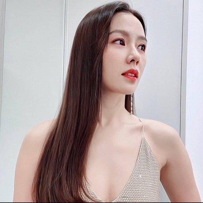 Mỹ nhân 'Hạ cánh nơi anh' Son Ye Jin siêu gợi cảm, nhưng Hyun Bin chỉ ngắm từ xa - ảnh 25
