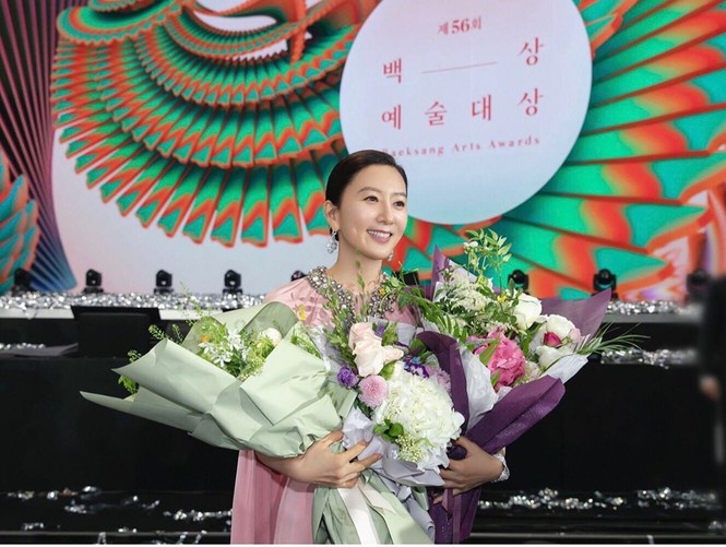 Bà cả 'Thế giới hôn nhân' Kim Hee Ae mặn mà gợi cảm ở tuổi 54 - ảnh 25