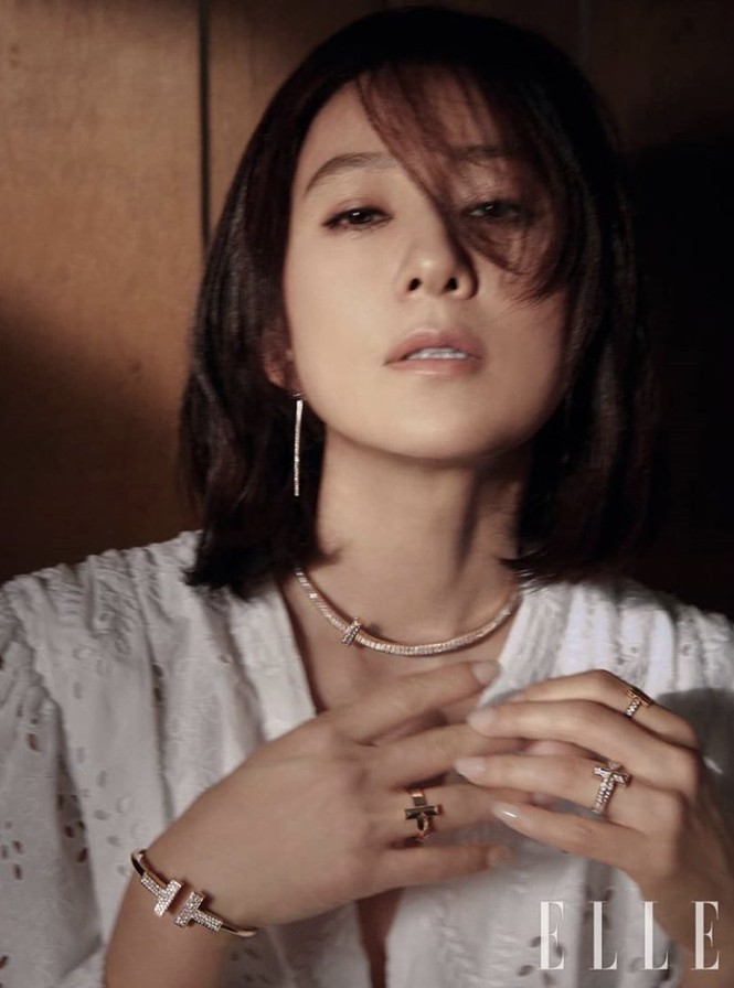 Bà cả 'Thế giới hôn nhân' Kim Hee Ae mặn mà gợi cảm ở tuổi 54 - ảnh 8