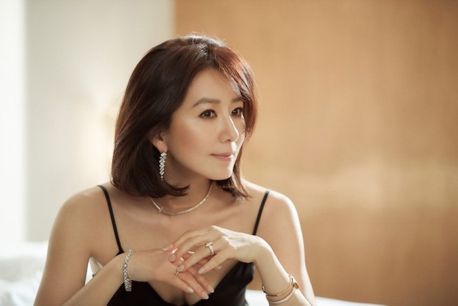 Bà cả 'Thế giới hôn nhân' Kim Hee Ae mặn mà gợi cảm ở tuổi 54 - ảnh 2