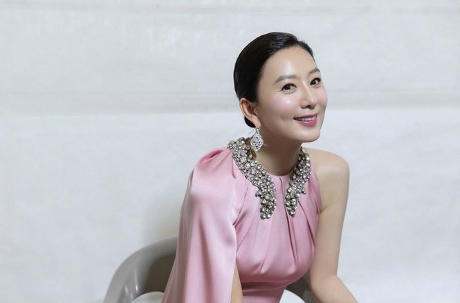 Bà cả 'Thế giới hôn nhân' Kim Hee Ae mặn mà gợi cảm ở tuổi 54 - ảnh 26