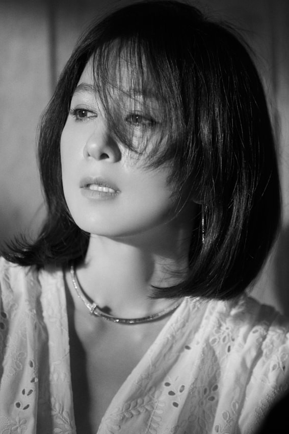 Bà cả 'Thế giới hôn nhân' Kim Hee Ae mặn mà gợi cảm ở tuổi 54 - ảnh 9
