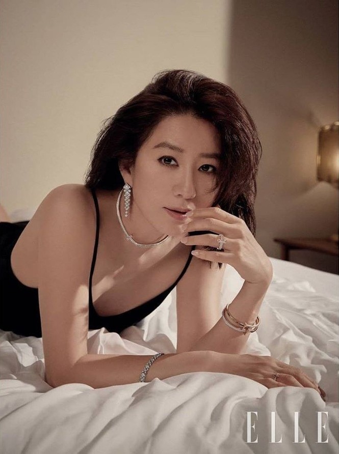 Bà cả 'Thế giới hôn nhân' Kim Hee Ae mặn mà gợi cảm ở tuổi 54 - ảnh 3