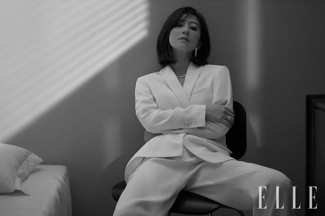 Bà cả 'Thế giới hôn nhân' Kim Hee Ae mặn mà gợi cảm ở tuổi 54 - ảnh 18