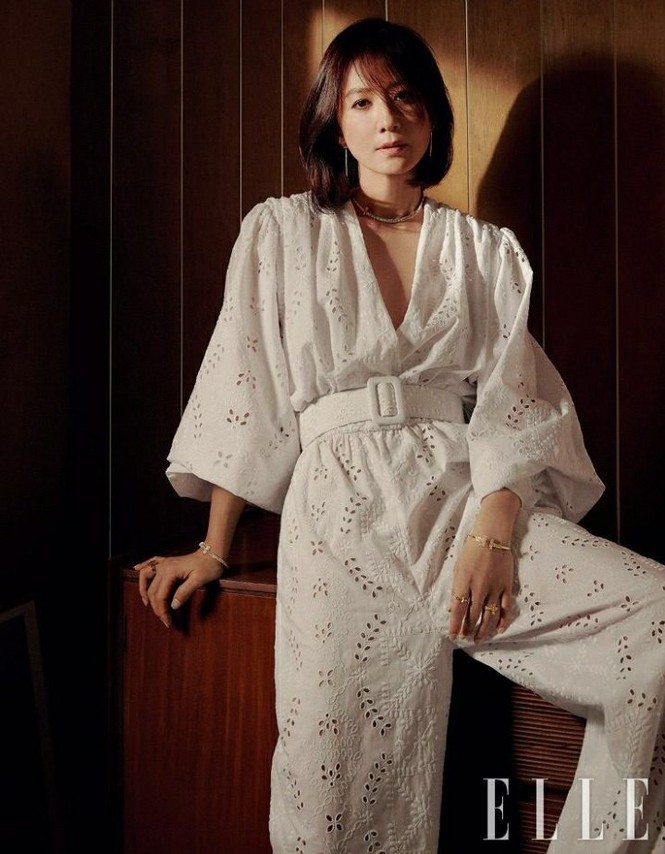 Bà cả 'Thế giới hôn nhân' Kim Hee Ae mặn mà gợi cảm ở tuổi 54 - ảnh 16