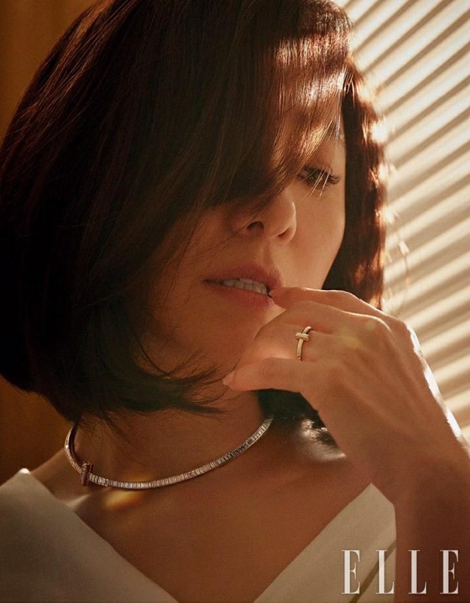 Bà cả 'Thế giới hôn nhân' Kim Hee Ae mặn mà gợi cảm ở tuổi 54 - ảnh 13