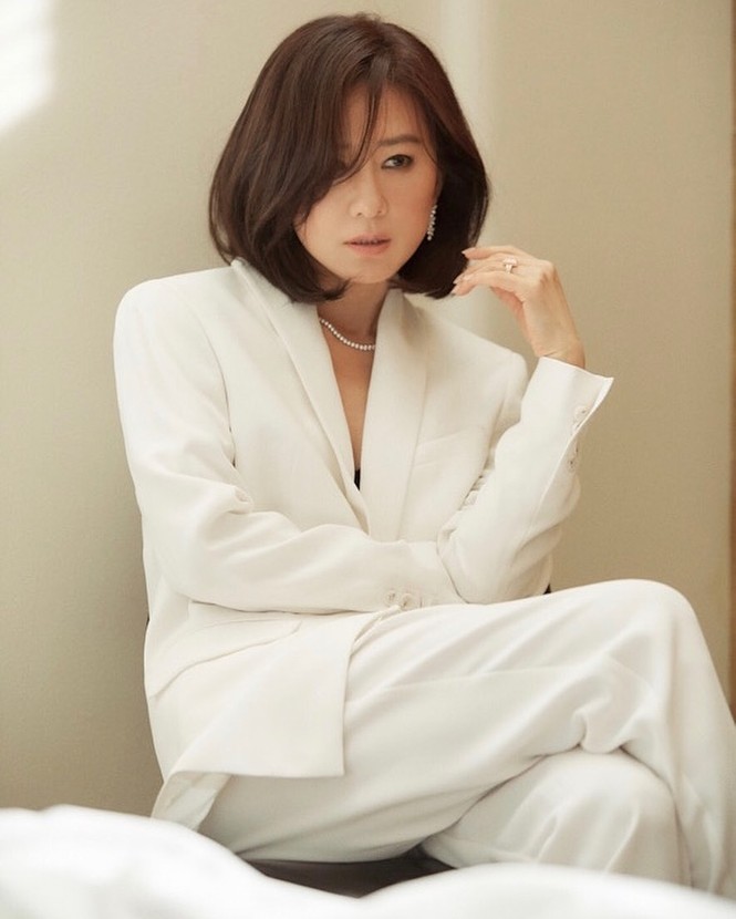 Bà cả 'Thế giới hôn nhân' Kim Hee Ae mặn mà gợi cảm ở tuổi 54 - ảnh 14