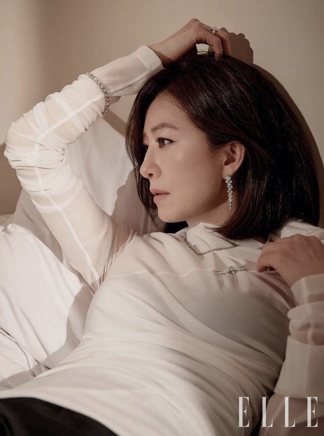Bà cả 'Thế giới hôn nhân' Kim Hee Ae mặn mà gợi cảm ở tuổi 54 - ảnh 15