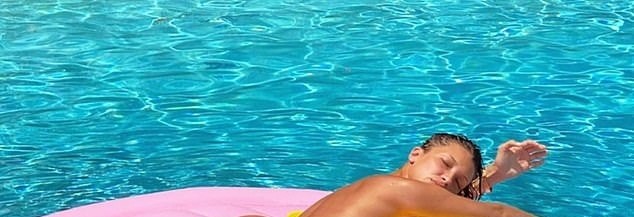 Bella Hadid thả dáng tuyệt đẹp với vòng eo 'con kiến' - ảnh 6