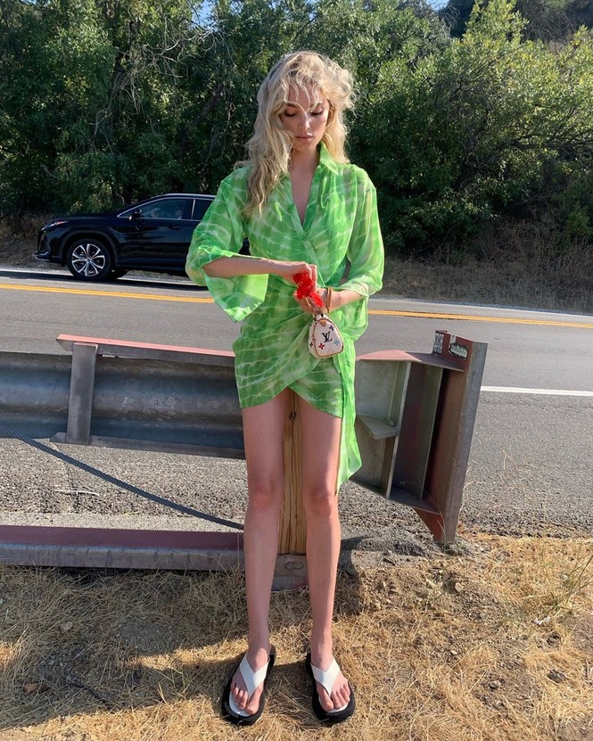 Elsa Hosk mặc váy ngắn tôn chân dài eo thon như 'búp bê Barbie sống' - ảnh 14