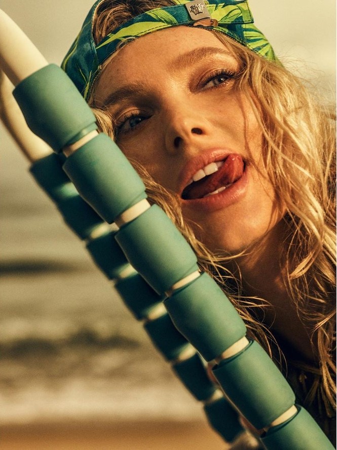 Elsa Hosk mặc váy ngắn tôn chân dài eo thon như 'búp bê Barbie sống' - ảnh 17