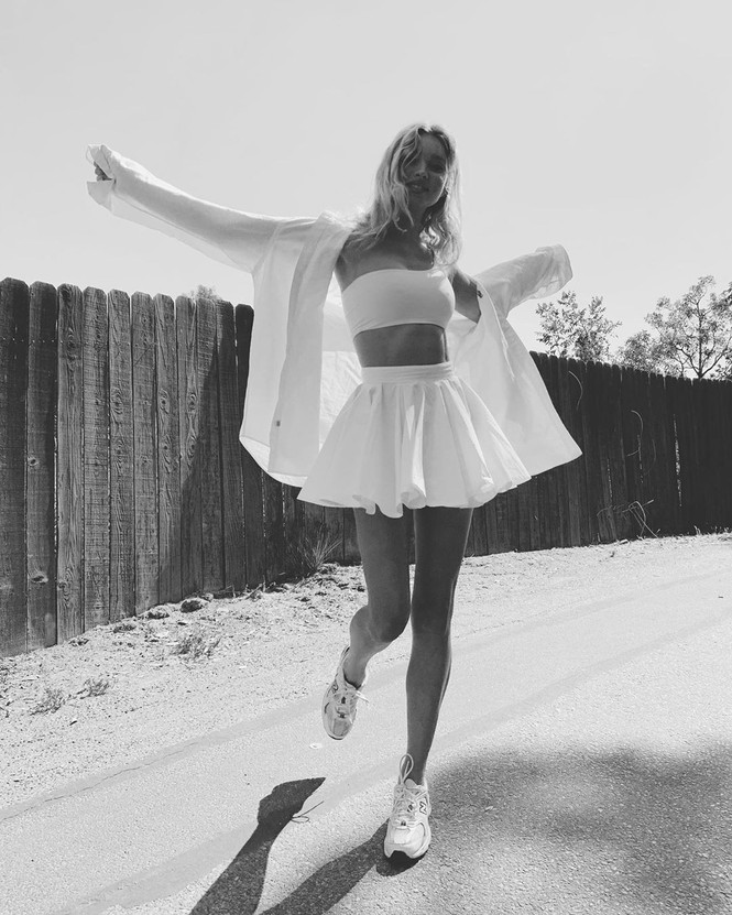 Elsa Hosk mặc váy ngắn tôn chân dài eo thon như 'búp bê Barbie sống' - ảnh 2