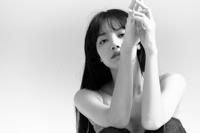 Nữ blogger xinh đẹp giống hệt ca sĩ Lisa nhóm BlackPink - ảnh 1