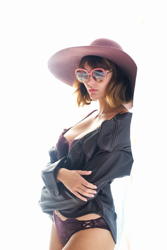 'Bóng hồng Pháp' Lena Simonne như một 'quả bom gợi cảm' trên bìa Maxim - ảnh 4