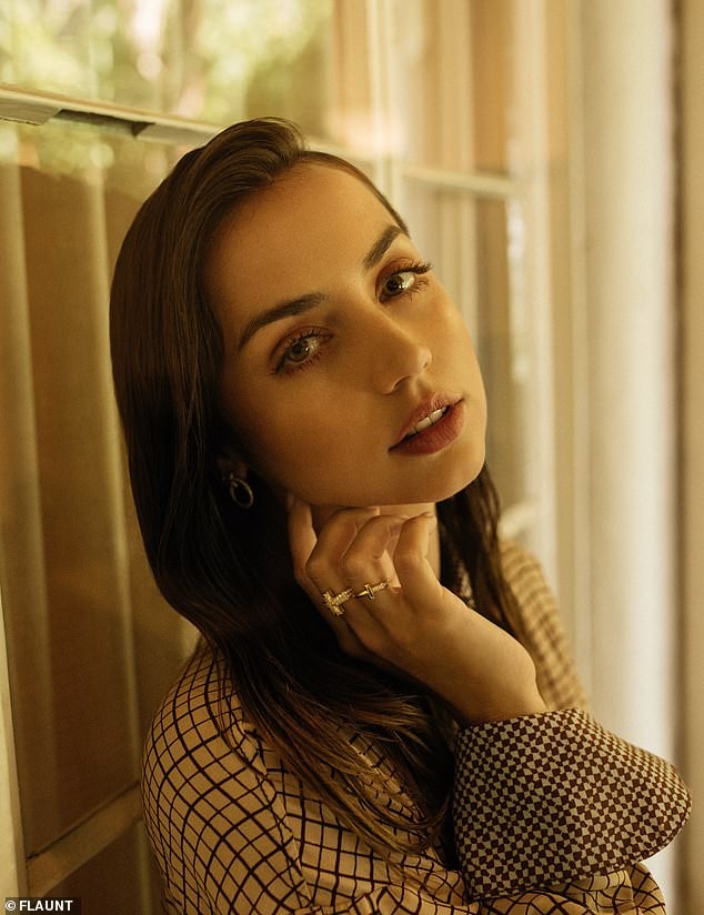 'Bond Girl' Ana De Armas 'khóa môi' tình tứ trai lạ trên biển - ảnh 15