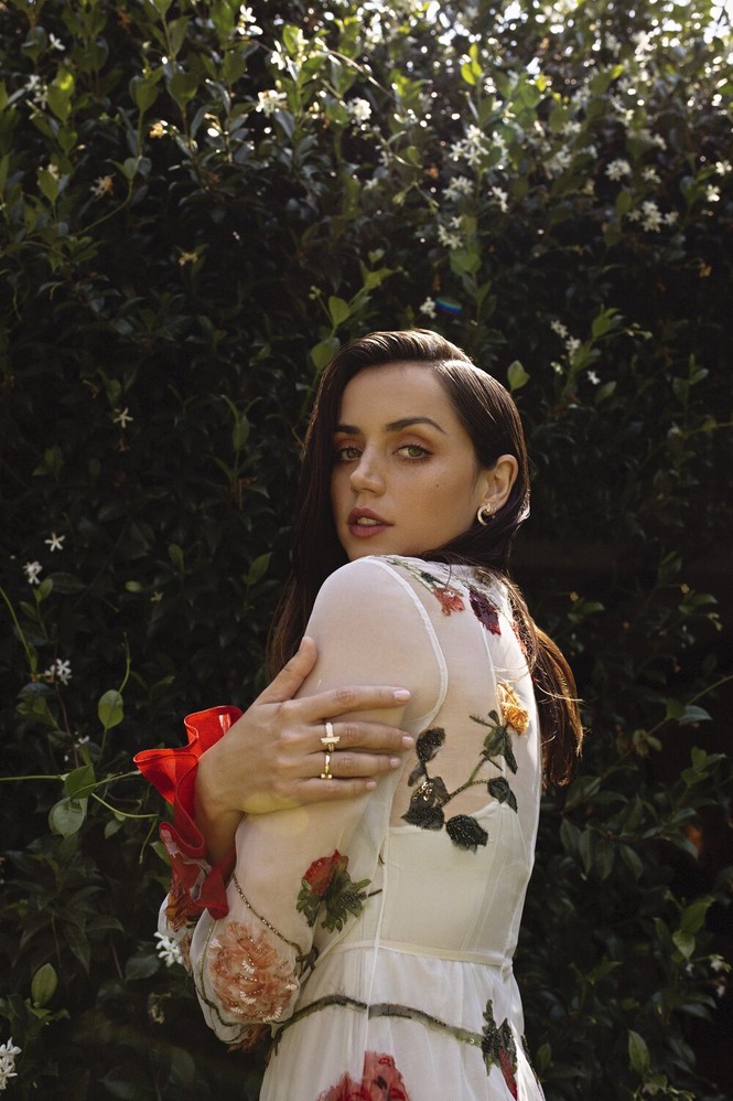 'Bond Girl' Ana De Armas 'khóa môi' tình tứ trai lạ trên biển - ảnh 16