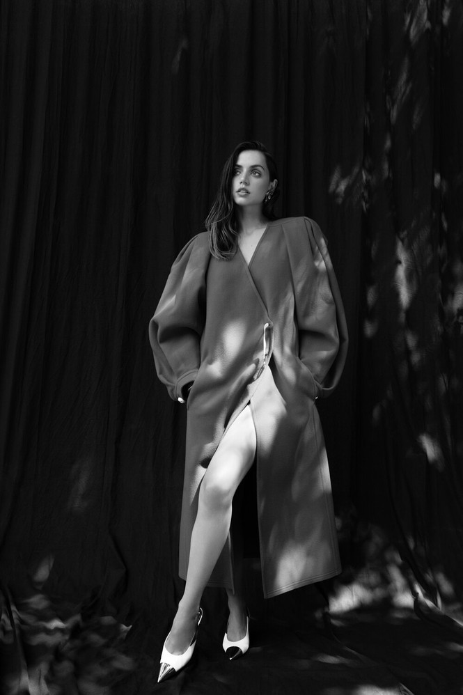 'Bond Girl' Ana De Armas 'khóa môi' tình tứ trai lạ trên biển - ảnh 19