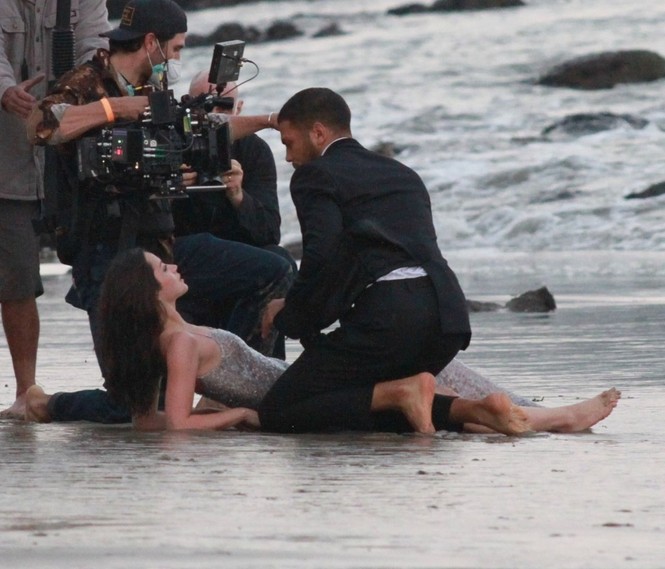 'Bond Girl' Ana De Armas 'khóa môi' tình tứ trai lạ trên biển - ảnh 11