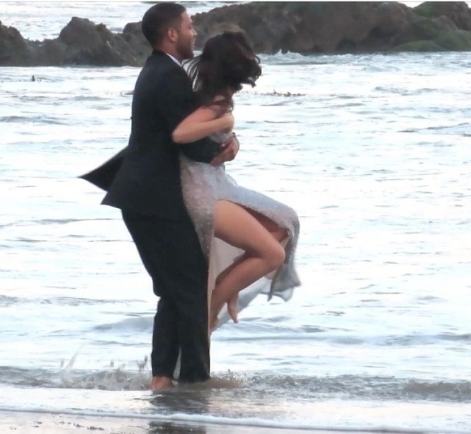 'Bond Girl' Ana De Armas 'khóa môi' tình tứ trai lạ trên biển - ảnh 10
