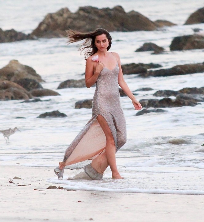 'Bond Girl' Ana De Armas 'khóa môi' tình tứ trai lạ trên biển - ảnh 3