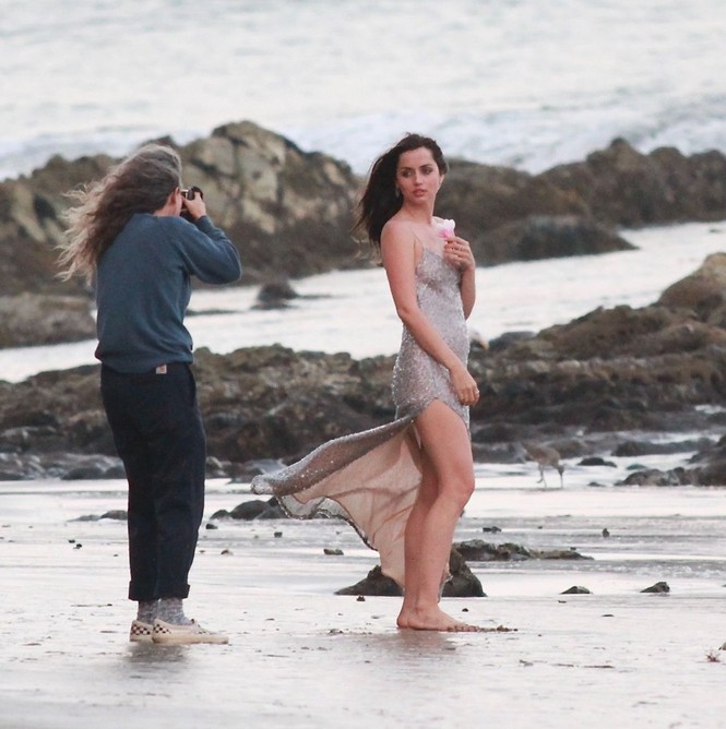 'Bond Girl' Ana De Armas 'khóa môi' tình tứ trai lạ trên biển - ảnh 6