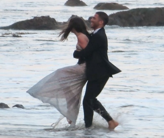 'Bond Girl' Ana De Armas 'khóa môi' tình tứ trai lạ trên biển - ảnh 7