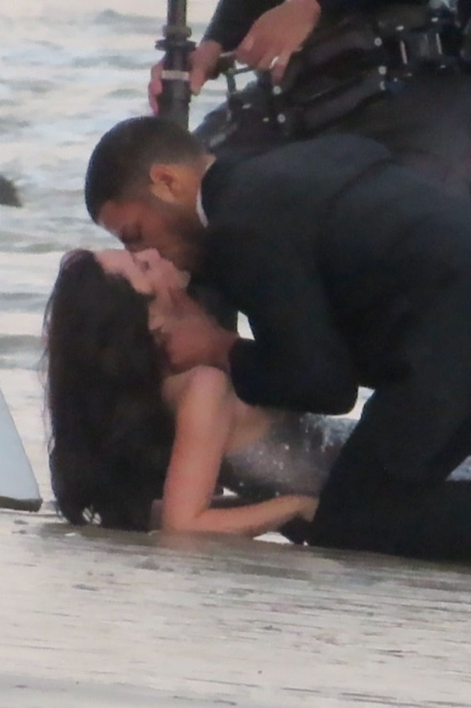 'Bond Girl' Ana De Armas 'khóa môi' tình tứ trai lạ trên biển - ảnh 13
