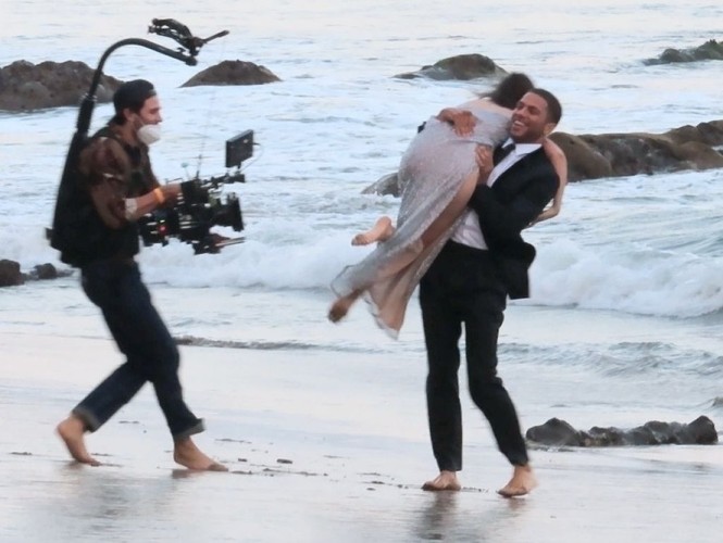 'Bond Girl' Ana De Armas 'khóa môi' tình tứ trai lạ trên biển - ảnh 9