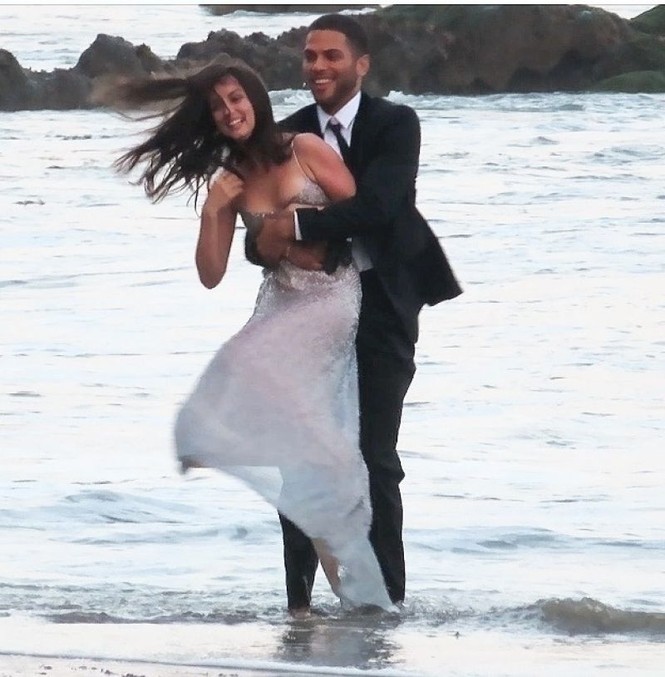 'Bond Girl' Ana De Armas 'khóa môi' tình tứ trai lạ trên biển - ảnh 8