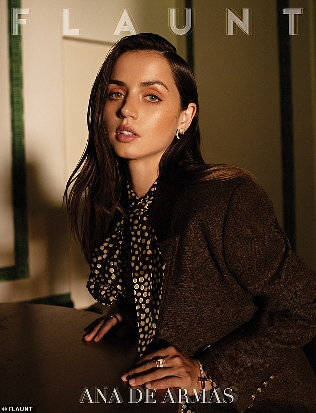 'Bond Girl' Ana De Armas 'khóa môi' tình tứ trai lạ trên biển - ảnh 14