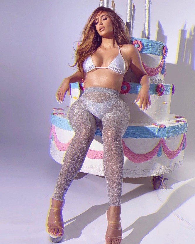 Kim Kardashian siêu gợi cảm trong tiệc sinh nhật tuổi 40 - ảnh 11