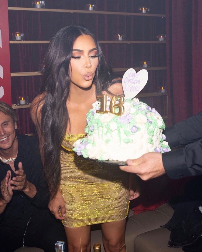 Kim Kardashian siêu gợi cảm trong tiệc sinh nhật tuổi 40 - ảnh 4