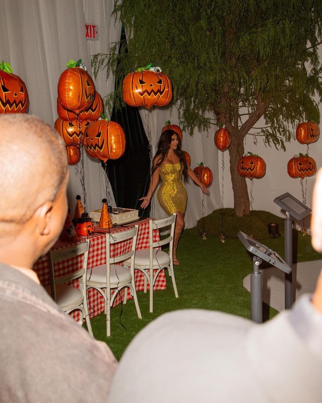 Kim Kardashian siêu gợi cảm trong tiệc sinh nhật tuổi 40 - ảnh 8