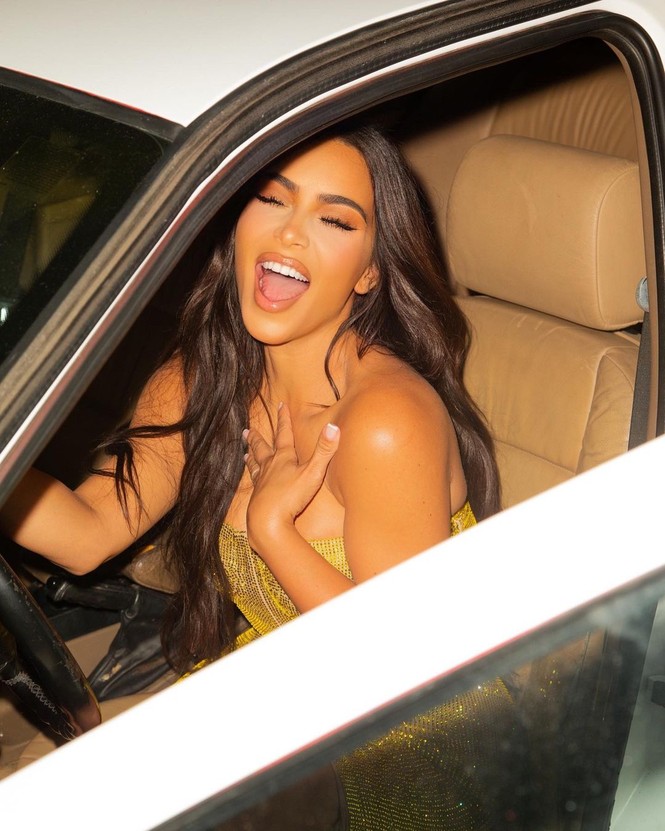 Kim Kardashian siêu gợi cảm trong tiệc sinh nhật tuổi 40 - ảnh 2