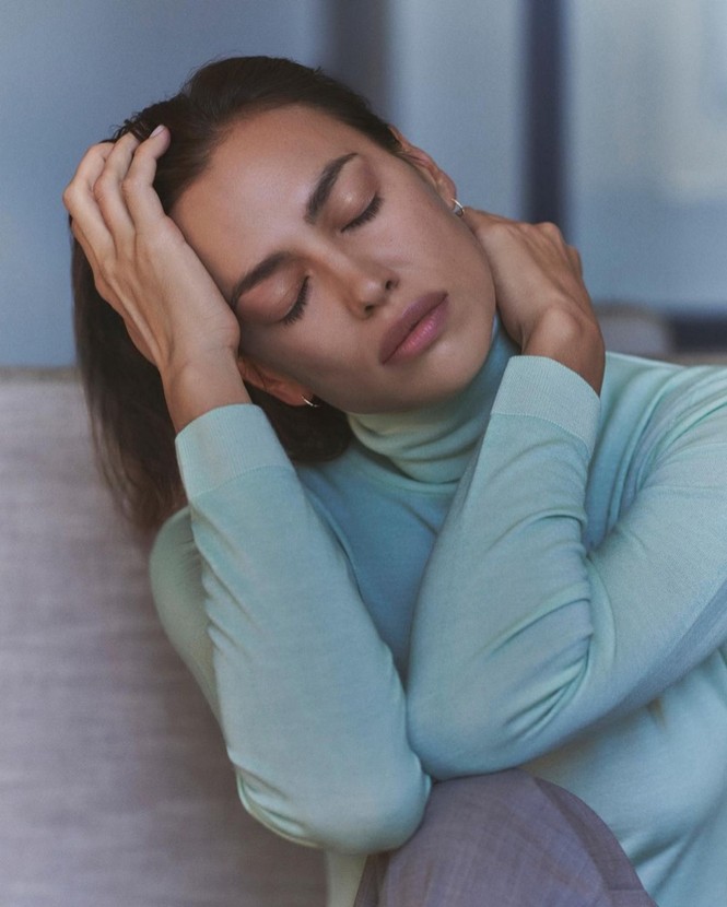 Irina Shayk thần thái cuốn hút như ngôi sao điện ảnh trên phố - ảnh 11