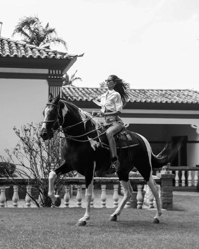 Mê mẩn sắc vóc đẹp như mộng của mỹ nhân áo tắm Izabel Goulart - ảnh 13