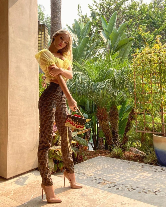 Joy Corrigan ngực đầy gợi cảm trong ảnh bán nude - ảnh 16