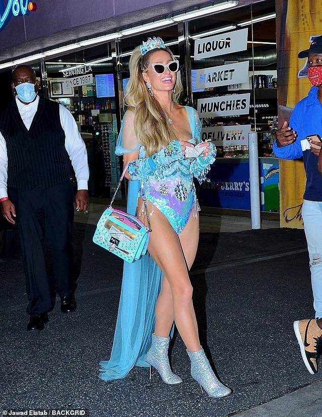Paris Hilton đẹp hút hồn trong trang phục Halloween như áo tắm - ảnh 4
