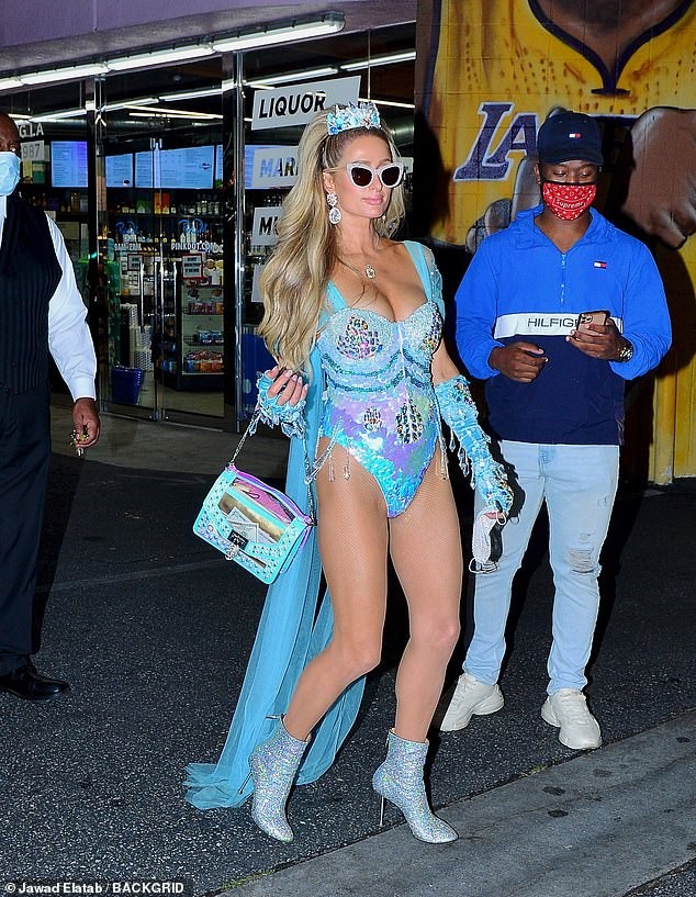 Paris Hilton đẹp hút hồn trong trang phục Halloween như áo tắm - ảnh 6