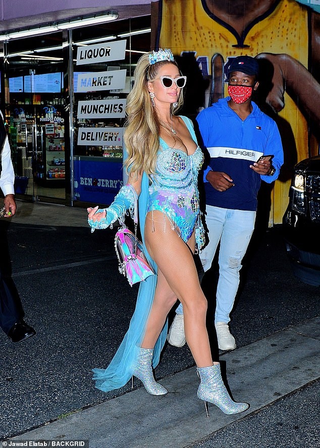 Paris Hilton đẹp hút hồn trong trang phục Halloween như áo tắm - ảnh 7