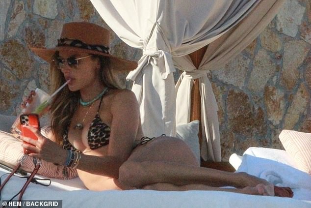 Alessandra Ambrosio tắm nắng quyến rũ ở Mexico - ảnh 8