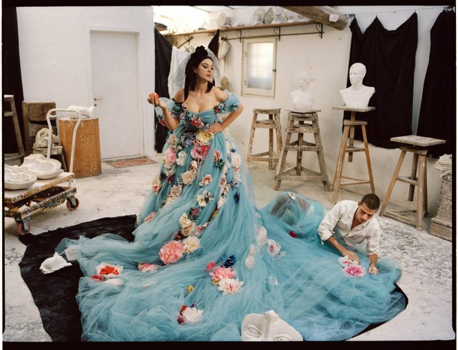 Minh tinh nước Ý Monica Bellucci U60 vẫn xứng danh 'bom gợi cảm' - ảnh 1
