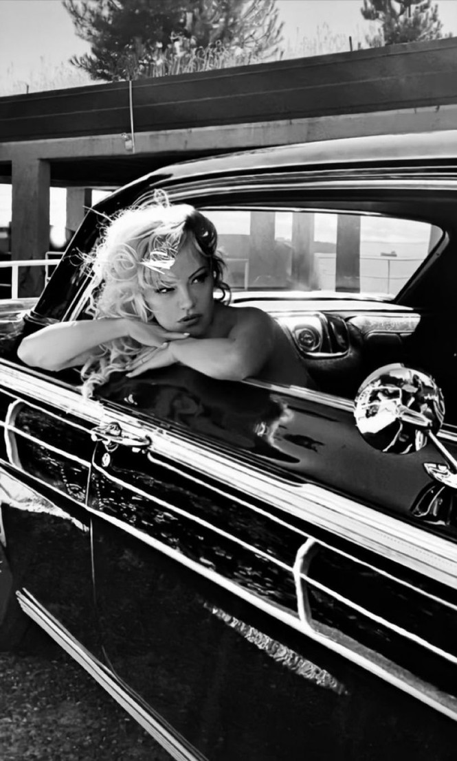Pamela Anderson U60 vẫn xứng danh 'bom gợi cảm' - ảnh 9
