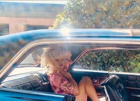 Pamela Anderson U60 vẫn xứng danh 'bom gợi cảm' - ảnh 11