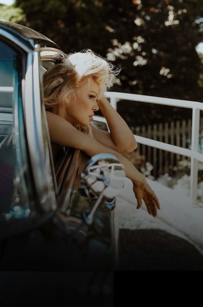 Pamela Anderson U60 vẫn xứng danh 'bom gợi cảm' - ảnh 8