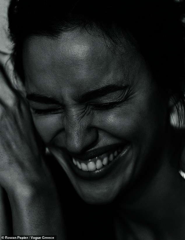 Irina Shayk cùng dàn mẫu quyến rũ hút hồn trên Vogue Hy Lạp - ảnh 3