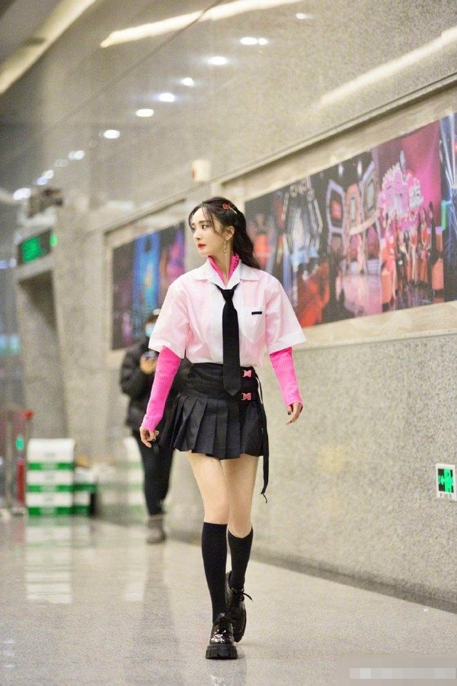 Xinh tươi như hoa, Dương Mịch khoe chân dài trứ danh trong clip mới - ảnh 11