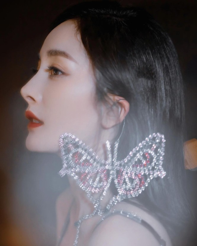 Xinh tươi như hoa, Dương Mịch khoe chân dài trứ danh trong clip mới - ảnh 14