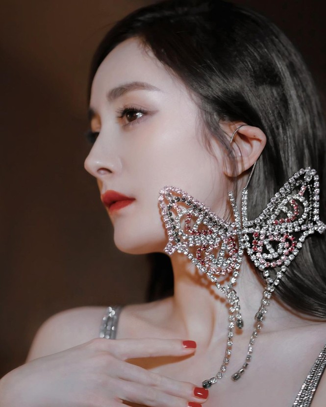 Xinh tươi như hoa, Dương Mịch khoe chân dài trứ danh trong clip mới - ảnh 15